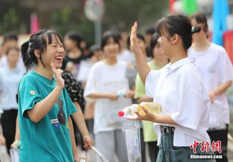 副市长暗访多次询问 女工作人员戴耳机听歌不理睬
